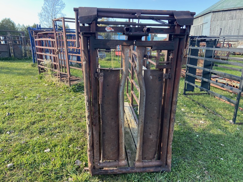 Hay/Forage/Livestock  Cattle Squeeze Chute Photo